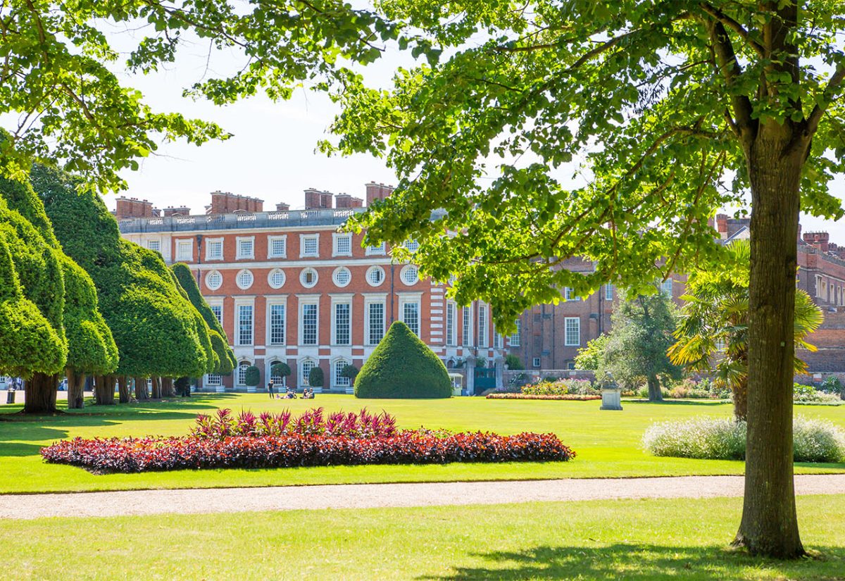 Tour to Hampton Court Palace, London