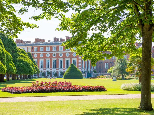 Tour to Hampton Court Palace, London