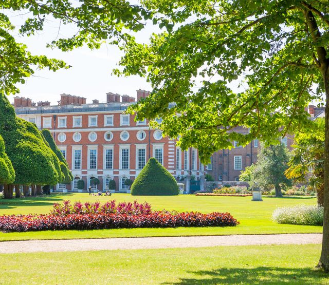 Tour to Hampton Court Palace, London